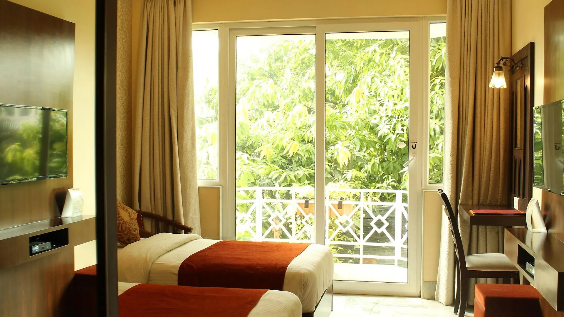 Hotel Surya, Kaiser Palace Varanasi 4*,  India